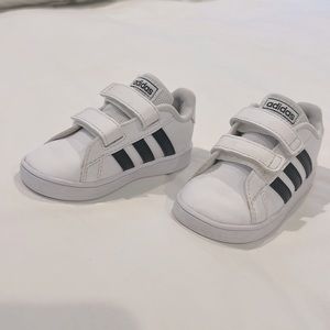 Toddler Adidas grand court Velcro Sneakers size 6
